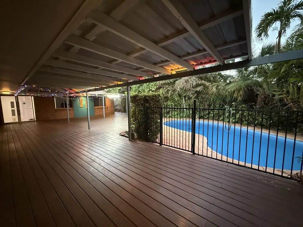 4x2 with Solar, Garage and Pool!