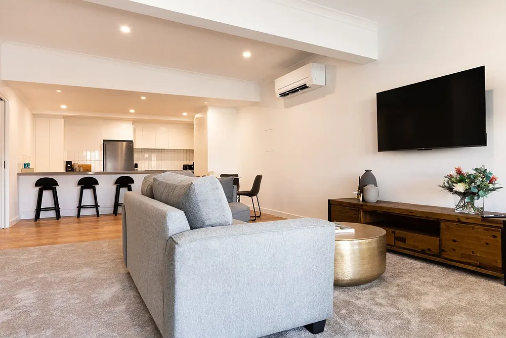 CBD living - fully furnished and flash!