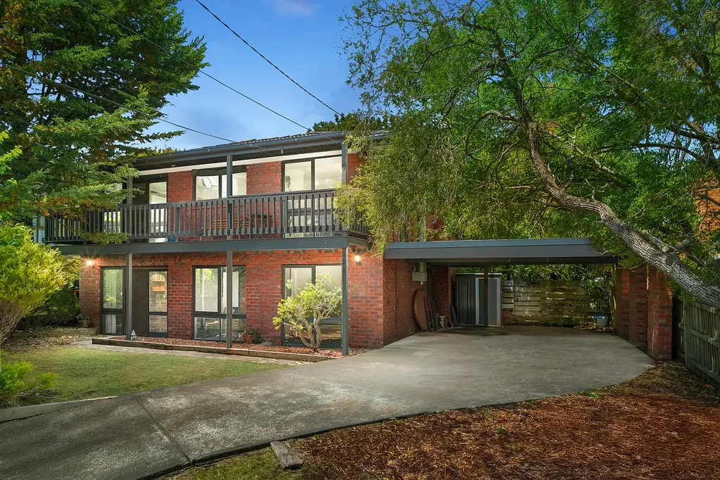 Mooroolbark 4 Slaapkamer Spacious Family Home with Views & Pool in Sought-After Location