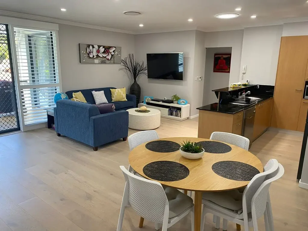 Large Three Bedroom Apartment - Walk to James Street