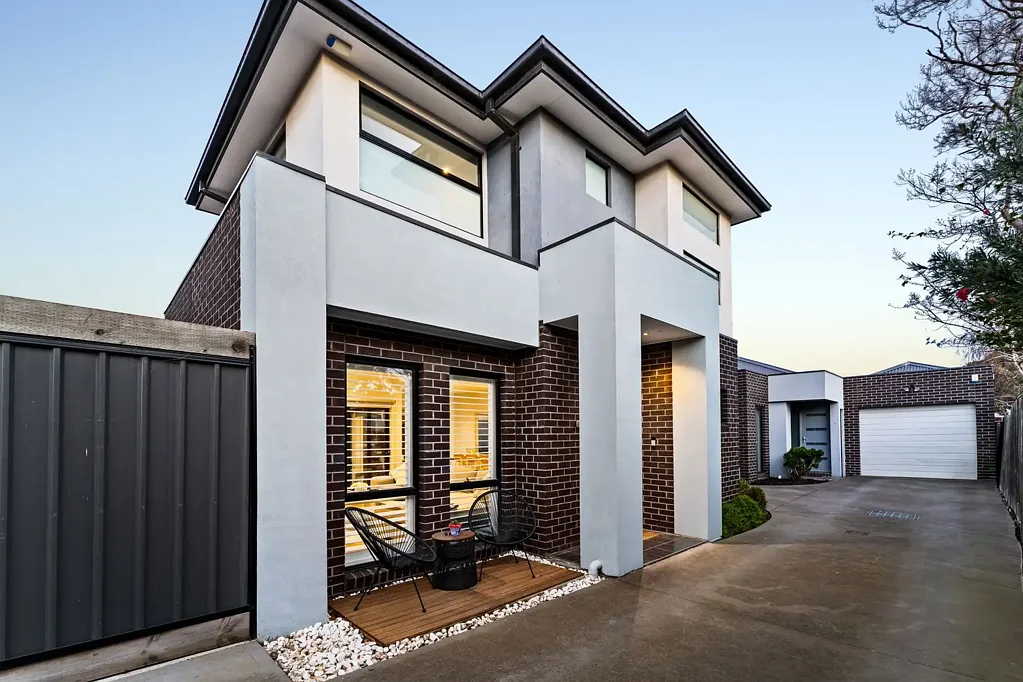 2/11 Almond Avenue, Brooklyn, VIC 3012