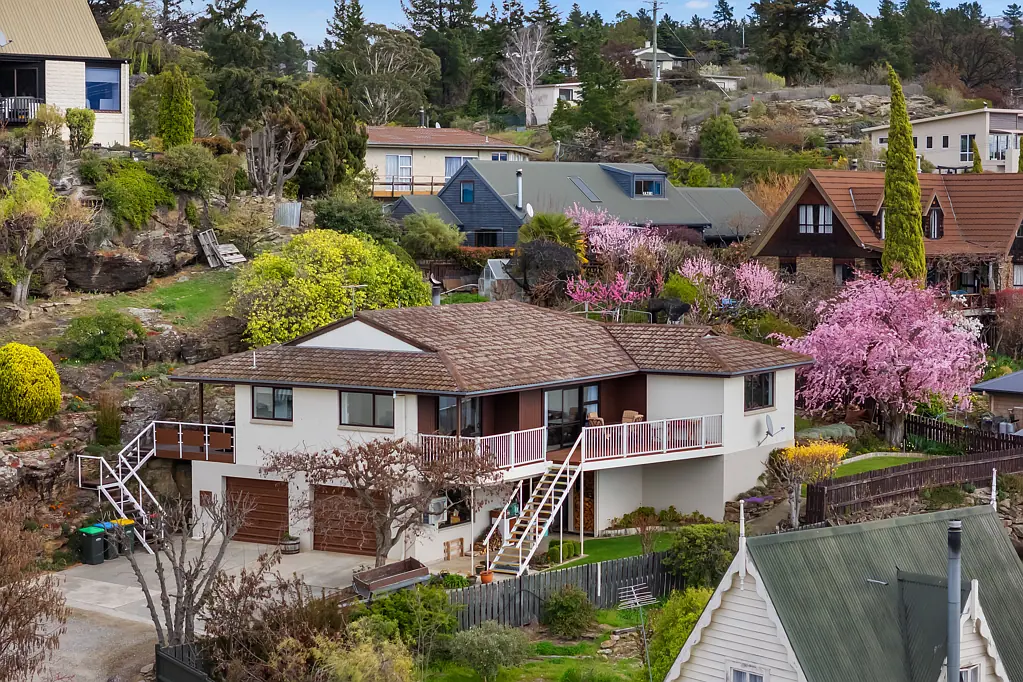 Alexandra 3房  Elevated, Immaculate Home with Stunning Views!