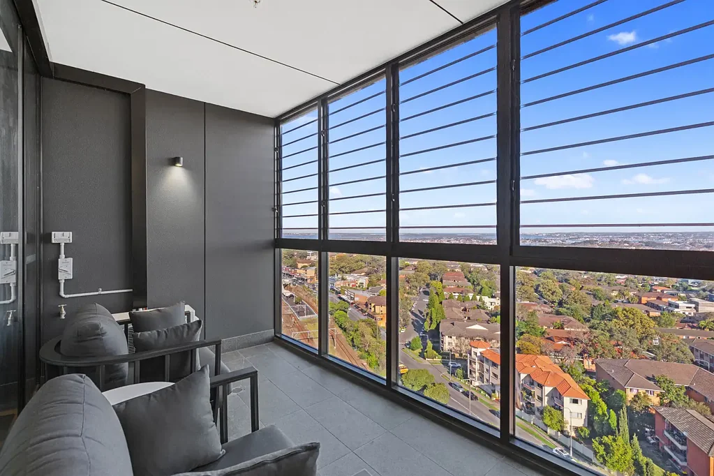 Hurstville 1कमरा Elevated Elegance | Sleek Apartment on Level 15 with Water Views