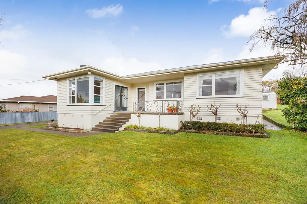 Feilding 3Phòng ngủ Elevated home - three car garaging