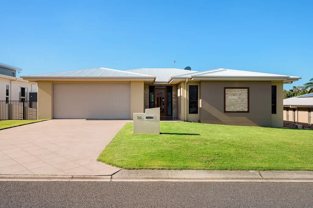 Kin Kora 4chambre STUNNING FAMILY HOME IN ELEVATED POSITION…IN-GROUND POOL…SIDE ACCESS…MASSIVE STORAGE AREA UNDERNEATH WITH HIGH CEILINGS