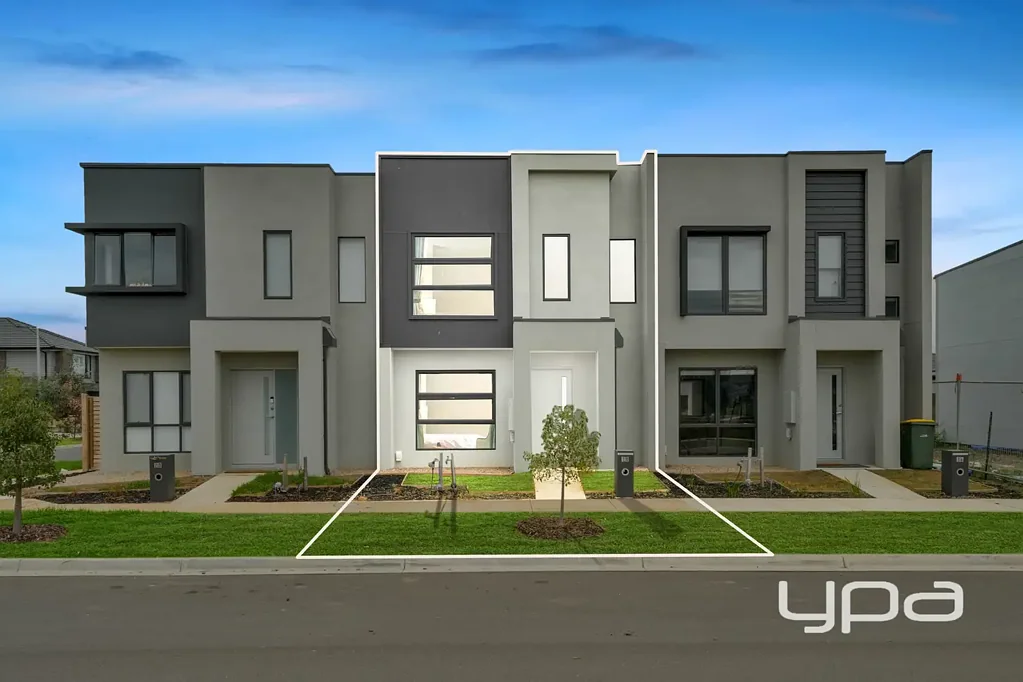 Werribee 3 Slaapkamer Brand new townhouse with stunning park-facing views in the sought-after Riverwalk Estate !!!