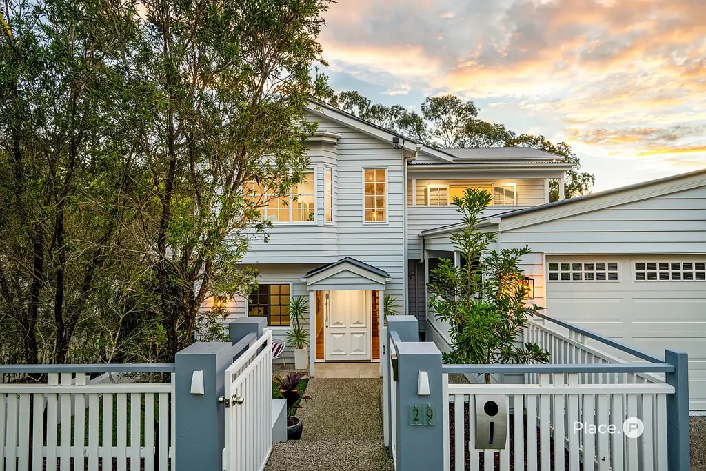 Coorparoo 6ห้องนอน Family Home in Prestige Location with Fully Self-contained Studio