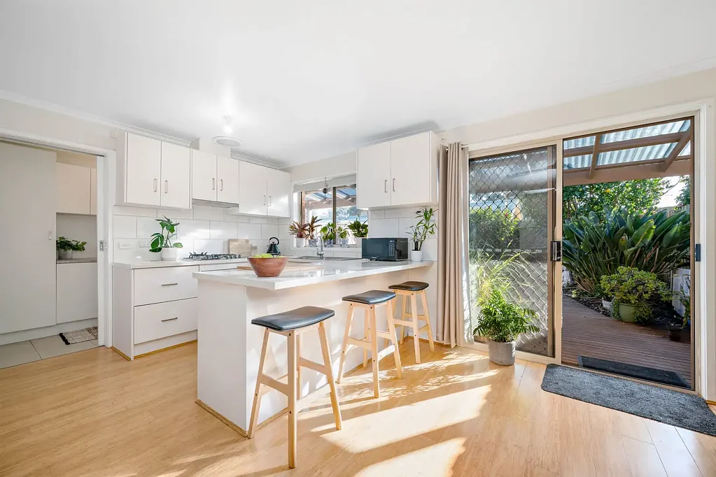 Rosebud 2房 海滨瑰宝 安全宁静 现代厨房 宽敞露台 低维护花园 步行便利 Stylish Beachside Retreat – Renovated, Private & Perfectly Located