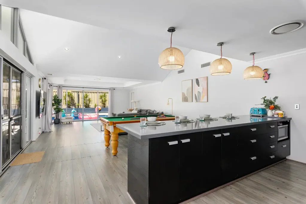 Australind 5房  Executive Living in Kingston 4x3 plus Granny Flat