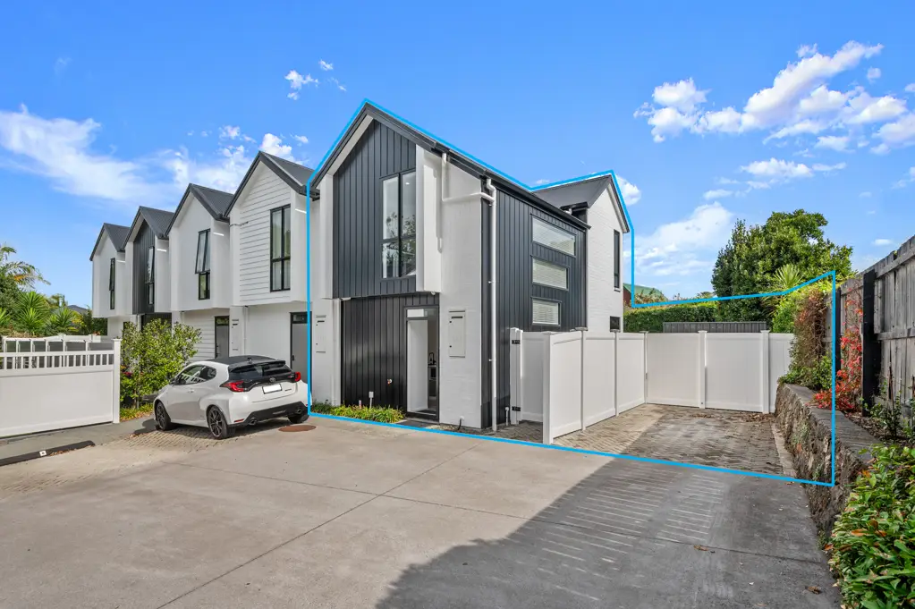 Mount Albert 2 Bedroom Stylish Townhouse with Outdoor Oasis