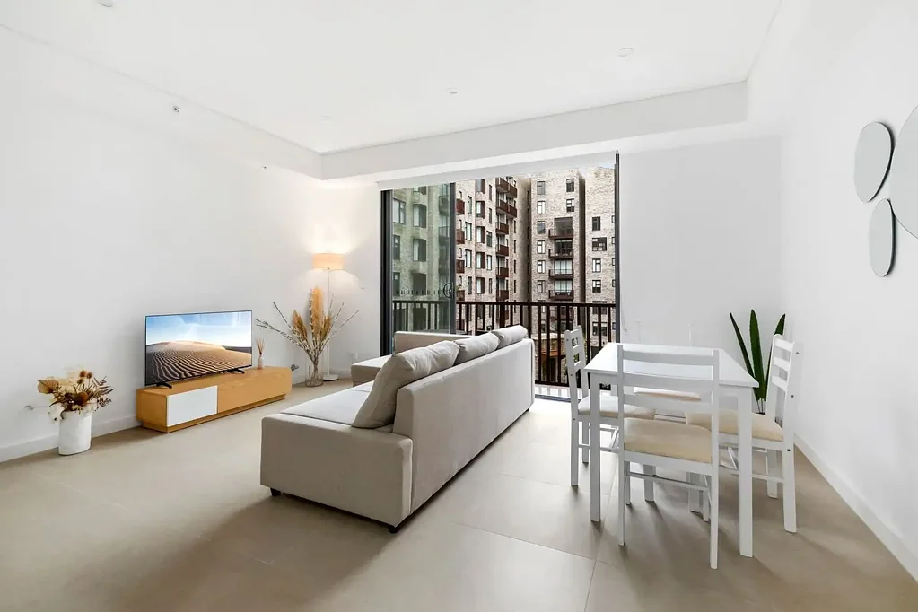 FURNISHED - Modern Fresh & Bright One Bedroom Apartment In "Jolyn Place"