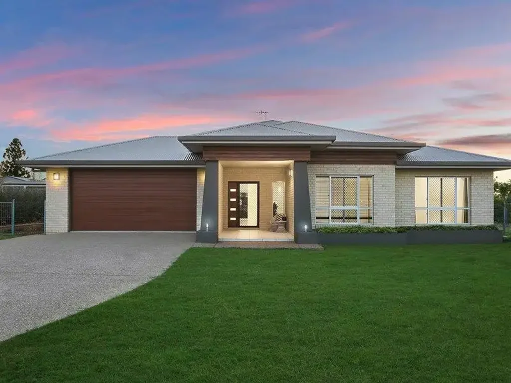 Gracemere 4房  Luxurious Modern Executive Style Home on Over an Acre with Pool, Shed & Solar