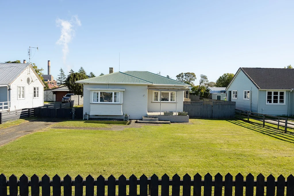 Huntly 3 Bedroom ¼ Acre Kiwi Dream - Miner’s Cottage