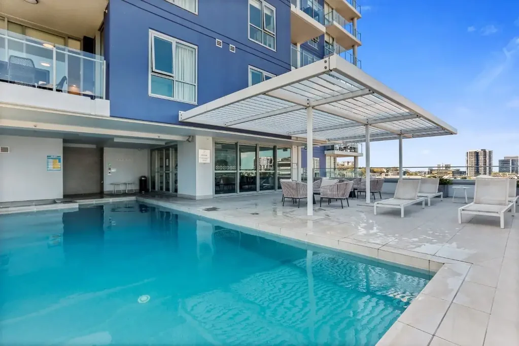 CITY LIVING WITH POOL, GYM AND SAUNA !