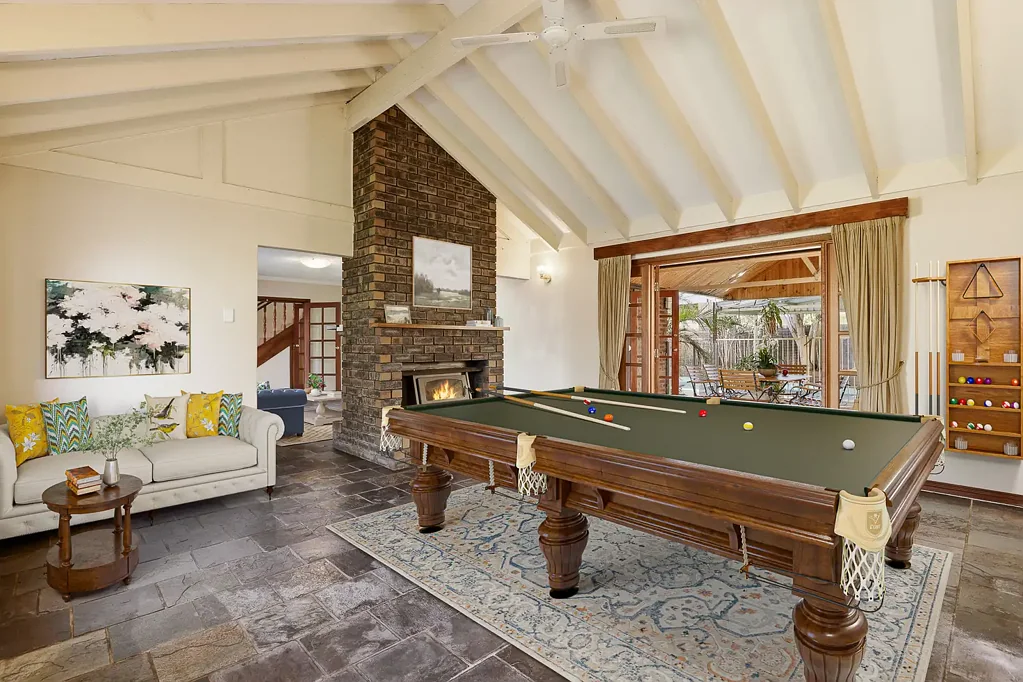 Warnbro 4Kwarto Tudor Charm with Pool, Workshop & Side Access on 885m²