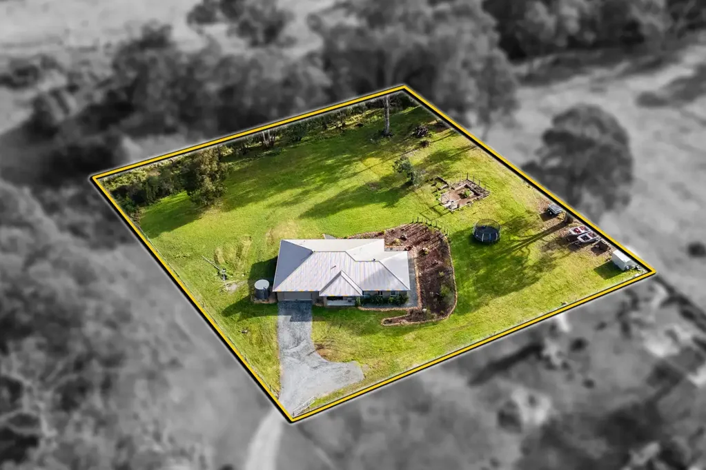Nowa Nowa 4 Bedroom Style, space and all you need in Nowa Nowa!
