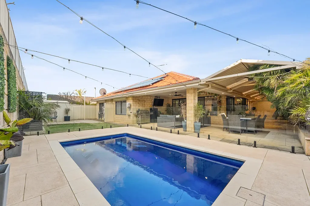 Baldivis 4房  Your Complete Family Package - Pool, Rear Access & Entertainment Spaces