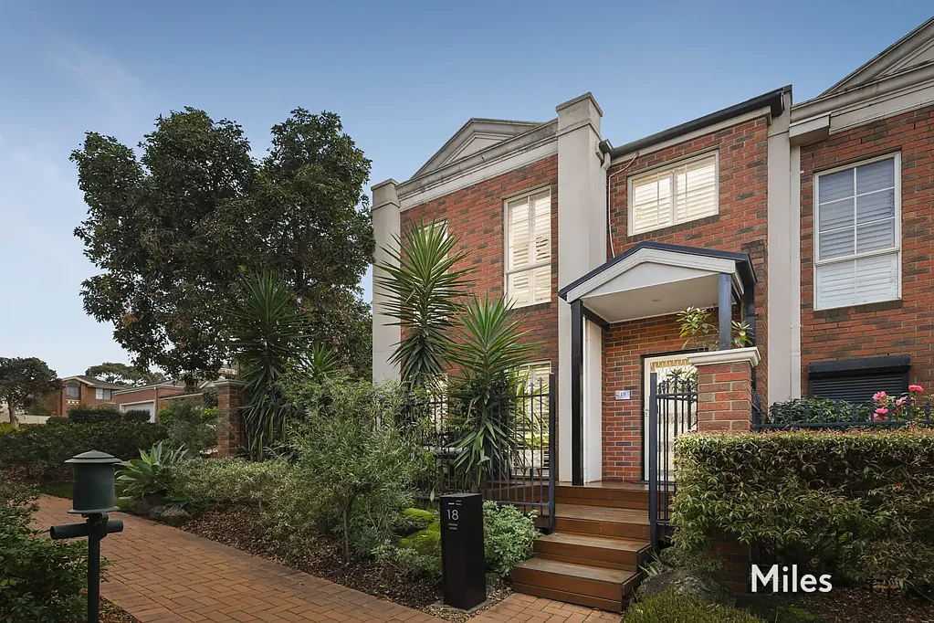 Macleod 3 Bedroom Sophisticated & Light-Filled North-Rear Entertainer