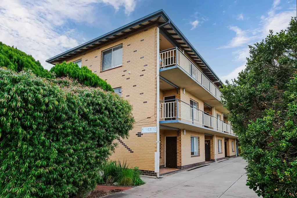 Mile End 2 Bedroom Light-Filled First-Floor Unit with City-Fringe Lifestyle Appeal
