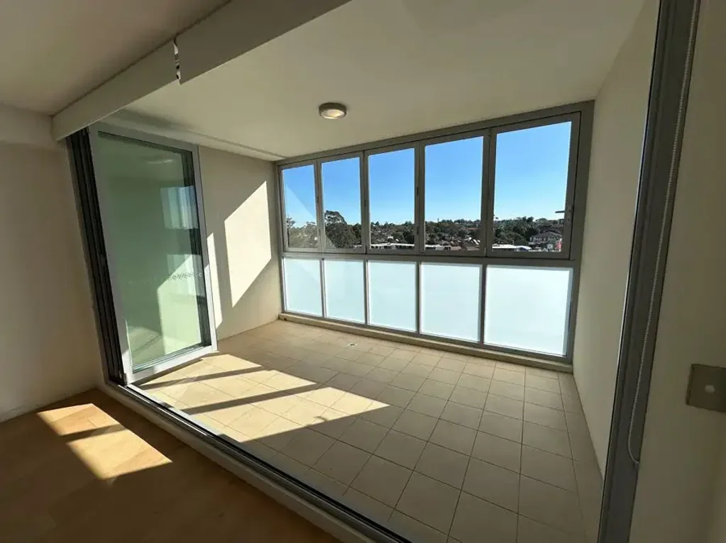 Bright and fantastic 2 bedrooms apartment in the heart of Ashfield district.