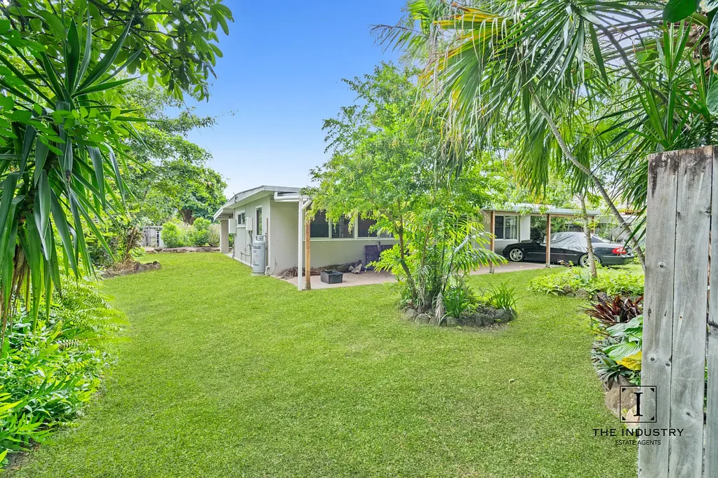 Holloways Beach 3Habitaciones Retreat style investment only minutes from the beach