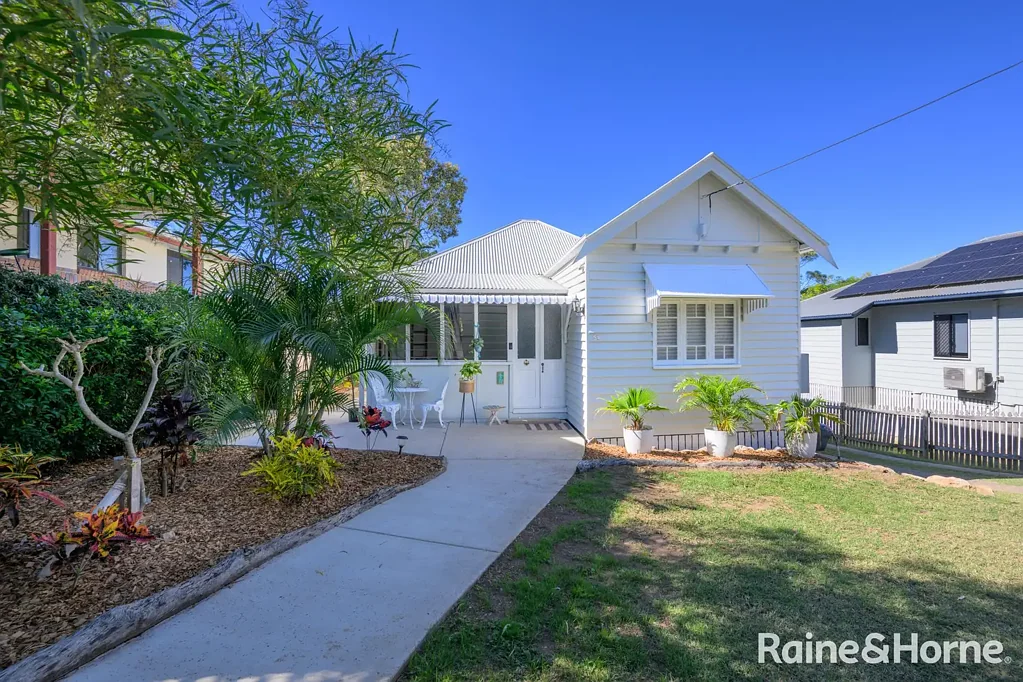 Gladstone Central 3chambre Renovated Cottage and Massive Shed in the Gladstone CBD - Act NOW..!