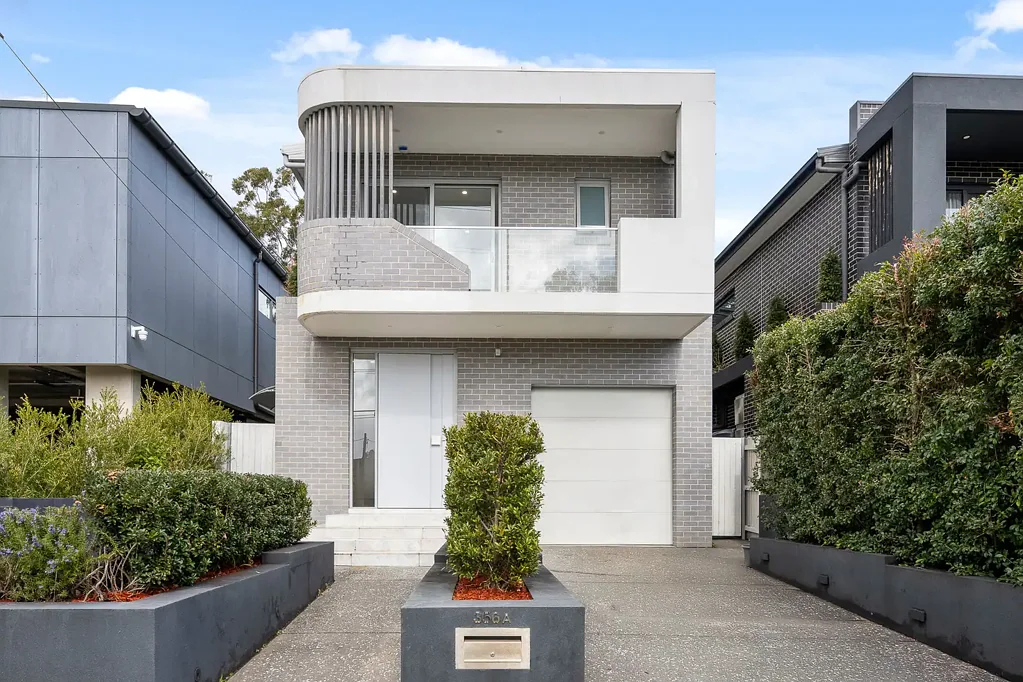 Kirrawee 4ਬੈੱਡਰੂਮ Luxury Double Brick Torrens Title Family Home – Freestanding & Elegant Living