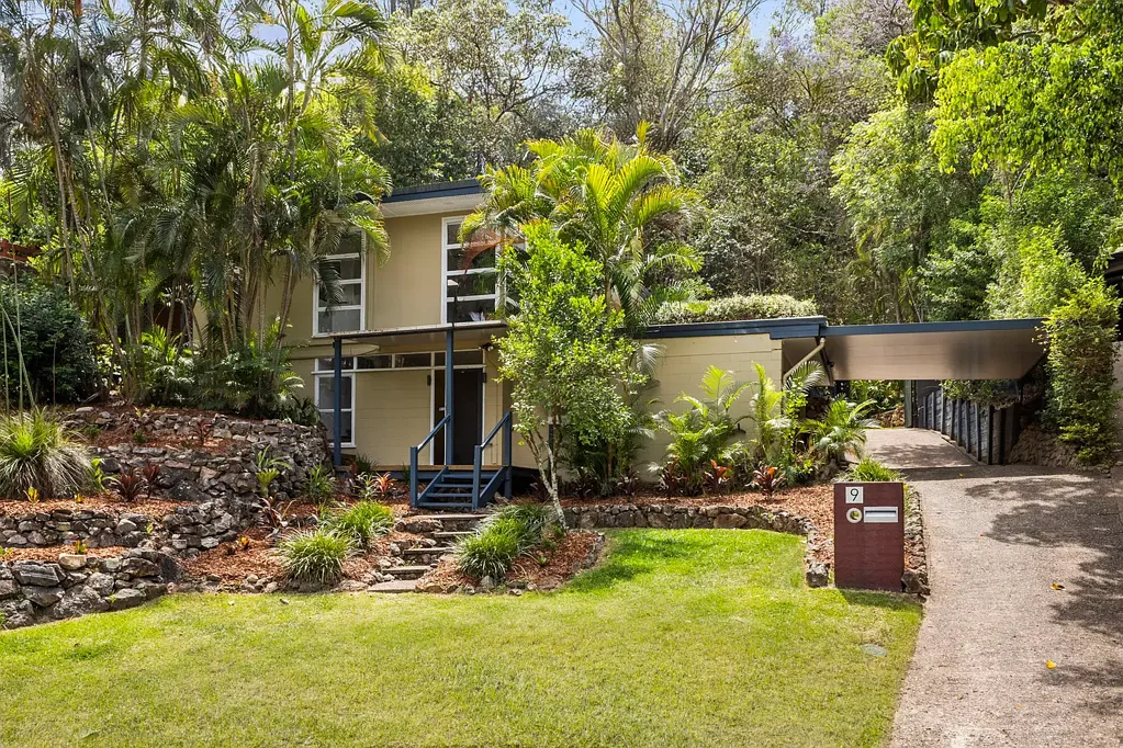 Kenmore 4房 高地势叶状私密 1434平米阔地 现代厨房环绕台面 多功能生活空间 独立办公室带露台 双车位车库 学区房位置优越 Elevated Family Home with Leafy Privacy and Flexible Living