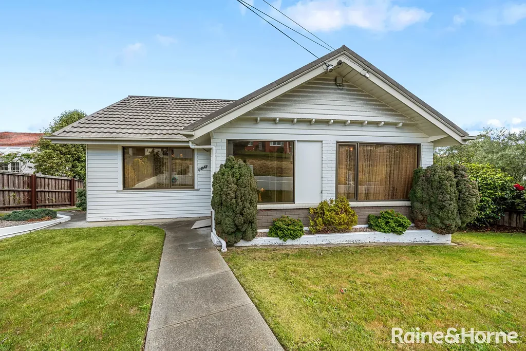 Lindisfarne 3房  Charming Family Home with Subdivision Potential in Prime in Lindisfarne