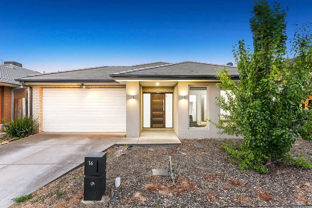 16 McNaughton Crescent, Berwick, VIC 3806