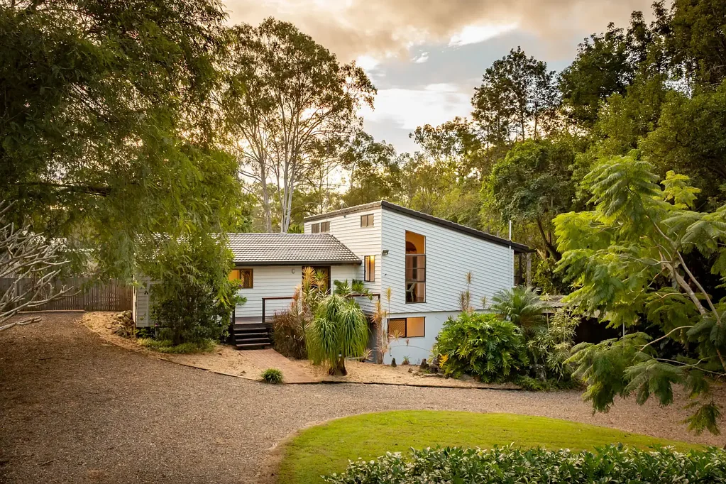 Camira 4 Bedroom EXPANSIVE FAMILY ACREAGE LIVING WITHIN THE CITY LIMITS