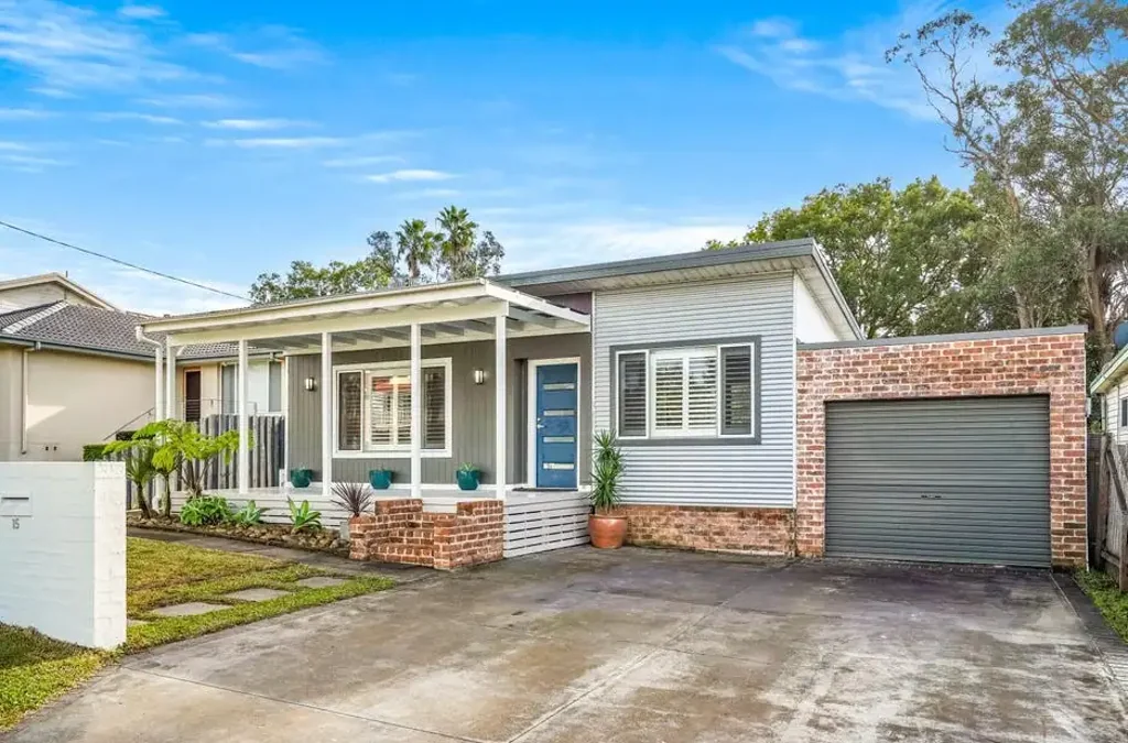 Charming Family Home in Berkeley Vale