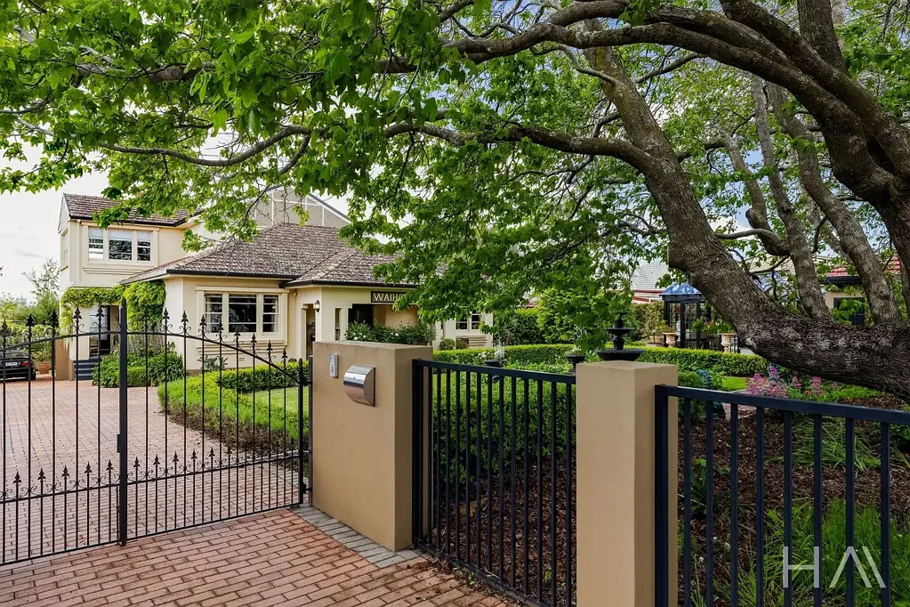 Devonport 5 Slaapkamer "Waihora" - The Home That Watches Over the Water!