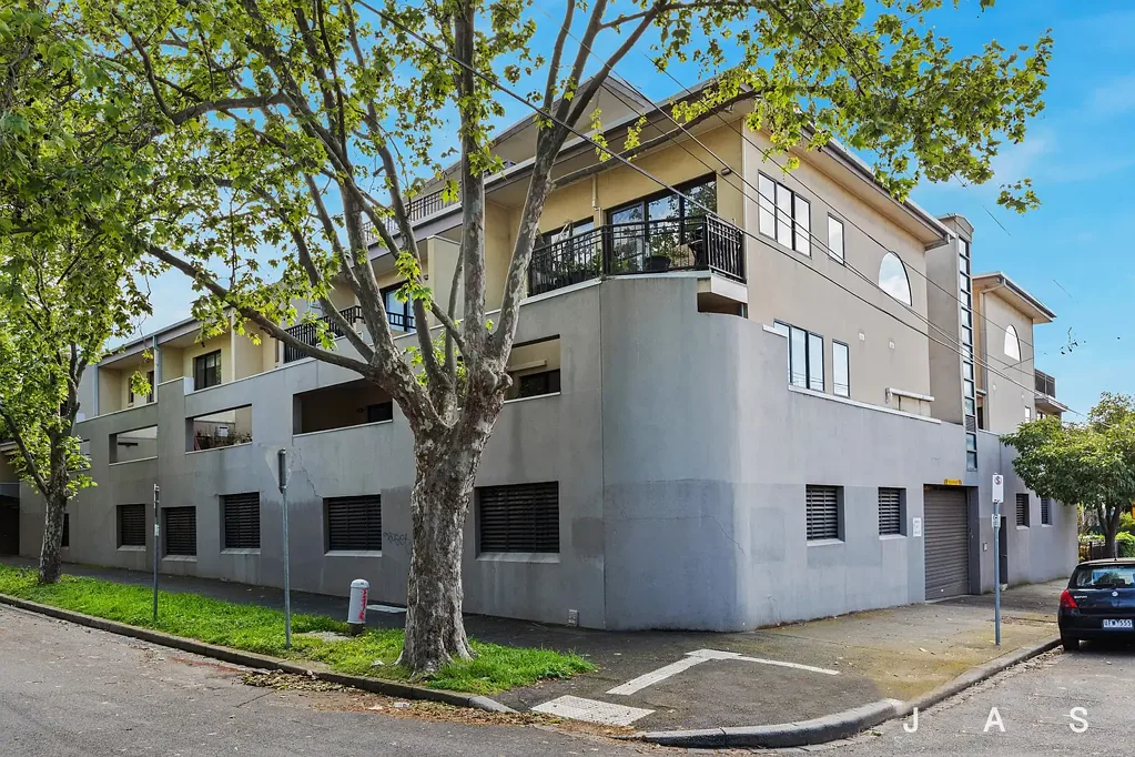 MODERN THREE BEDROOM APARTMENT.