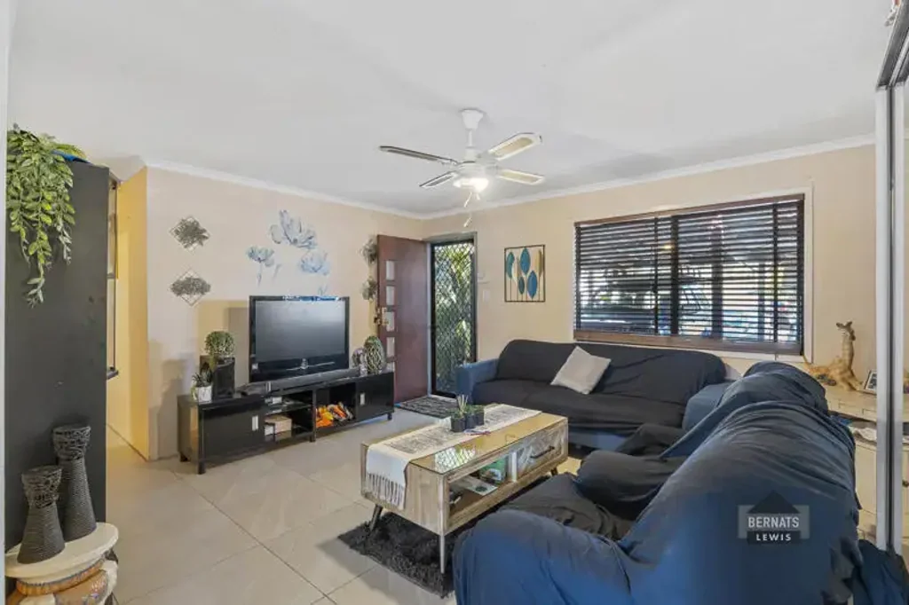 Eagleby 4 Slaapkamer 4 bedrooms and study 6.5 kw solar and a LARGE Shed
