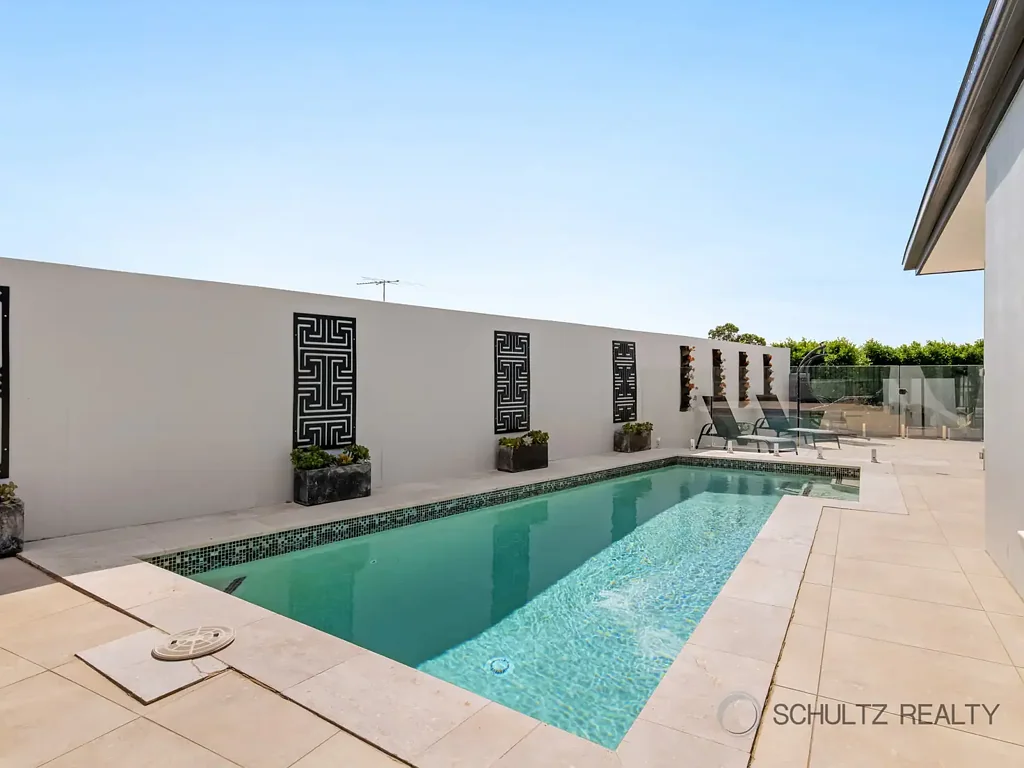 Ormeau 4 Bedroom Spacious Entertainer with Heated Pool & Media Room