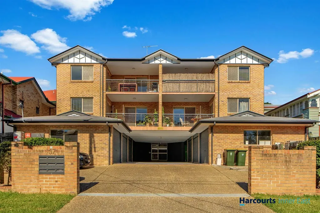 Elevated and Sunny Morningside Location!