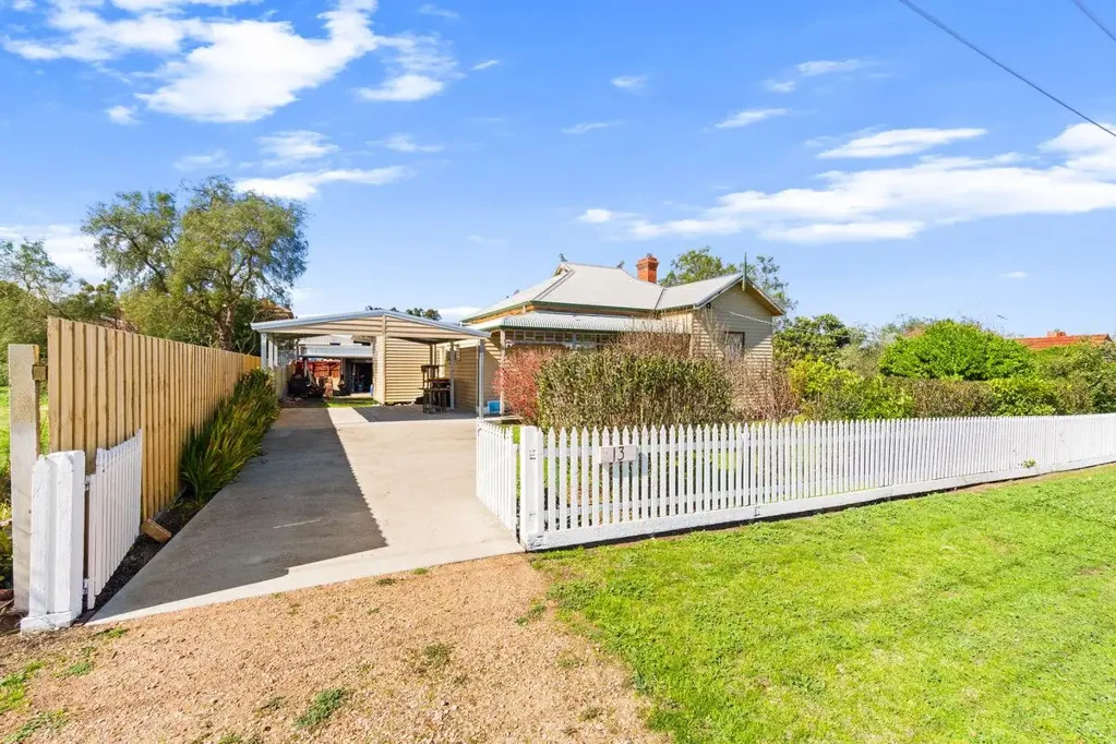 13 Davis Street, Heyfield, VIC 3858