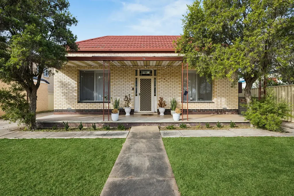 West Hindmarsh 3침실 Prime Position. Character Appeal. Endless Potential.