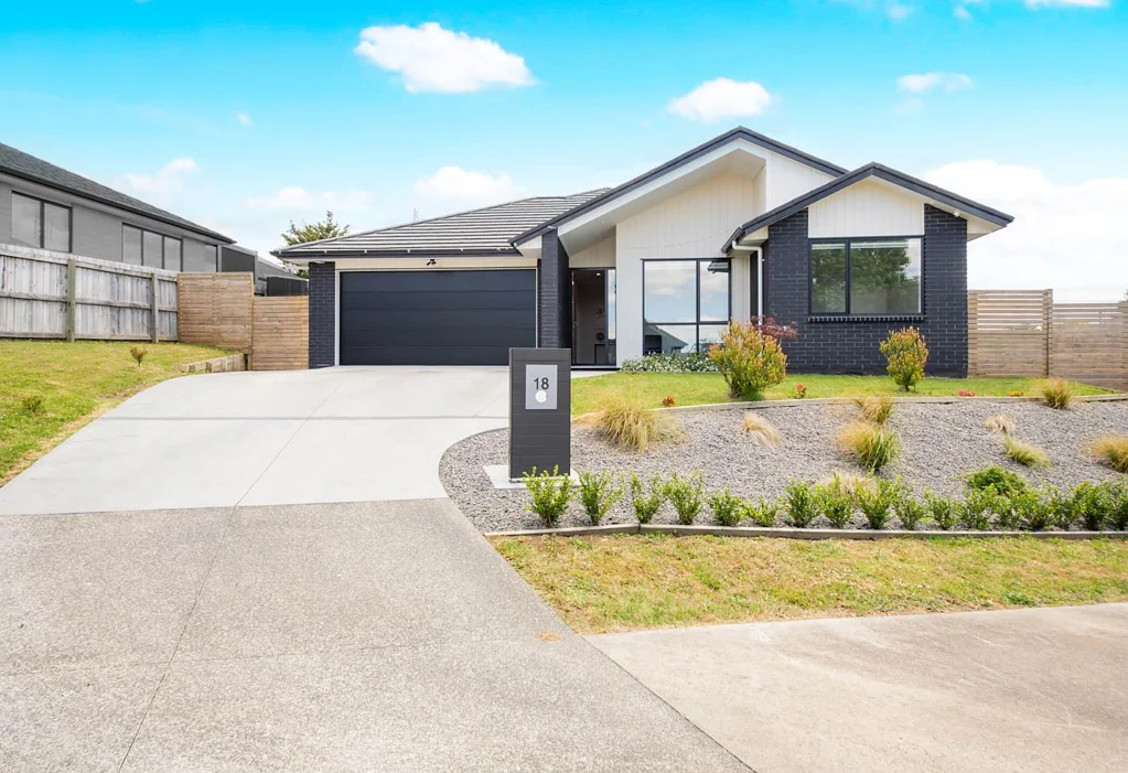 Pukekohe 5房 业主急售，低于CV价！空间、风格与舒适兼具，内进式双车库，交通便利，优质学区！ Serious Seller, Exceptional Value– Don’t Miss Out