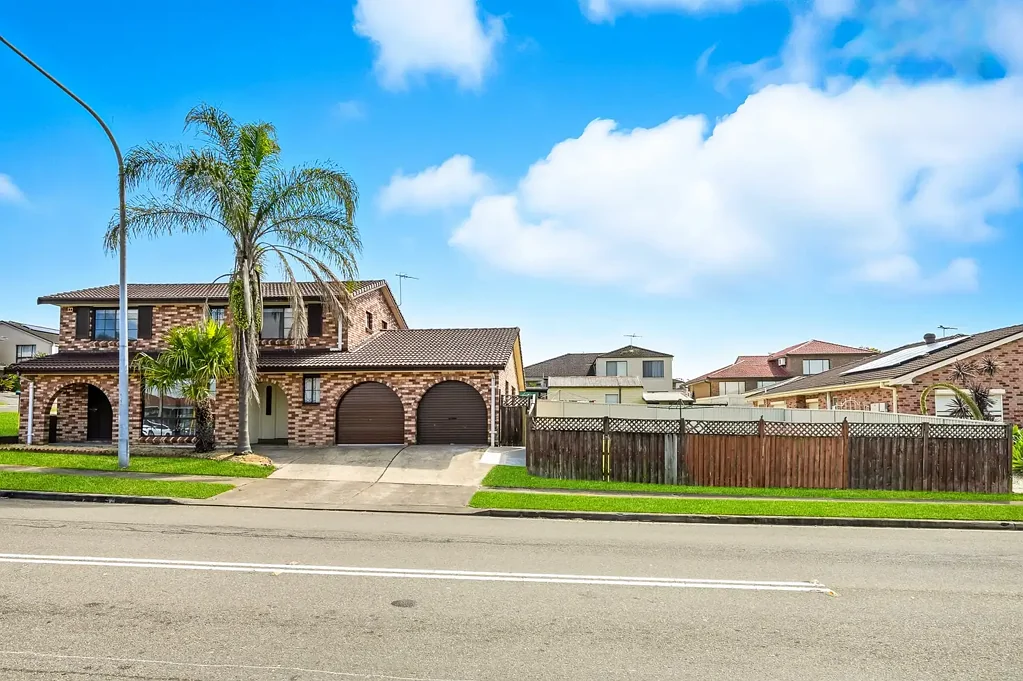 Spacious 4-Bedroom Family Home - Walk to Stockland!