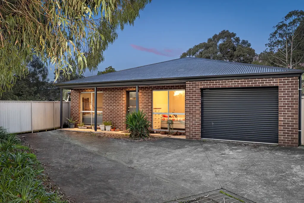 Ballarat East 3બેડરૂમ Modern, Low-Maintenance Living in a Peaceful Court Setting