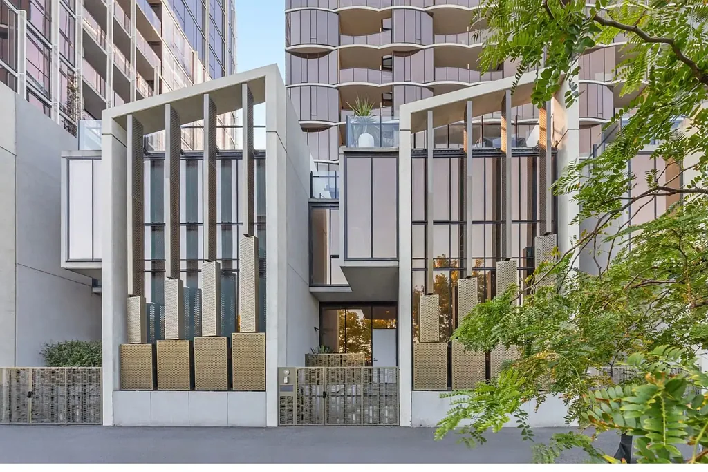 Port Melbourne 3房 Port Melbourne核心 地理优越 光线充足 高级Miele电器 主卧套房 露台烧烤 健身房泳池 社区设施齐全 Luxury Living with Rooftop Spa & Oversized Double Garage