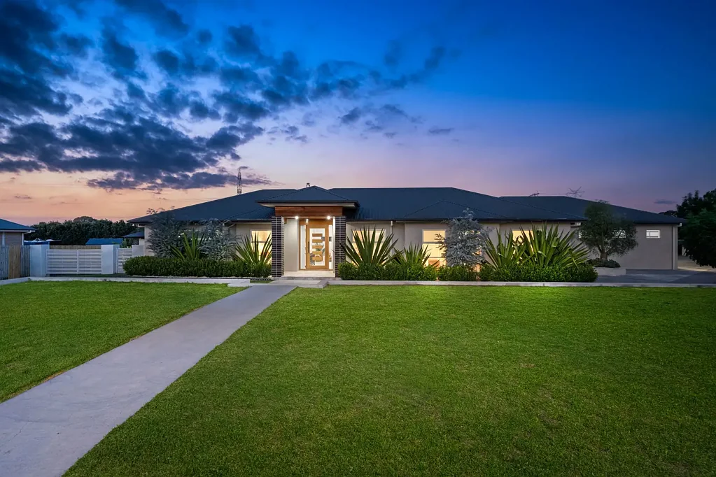 10 Pine Valley Crescent, Luddenham, NSW 2745