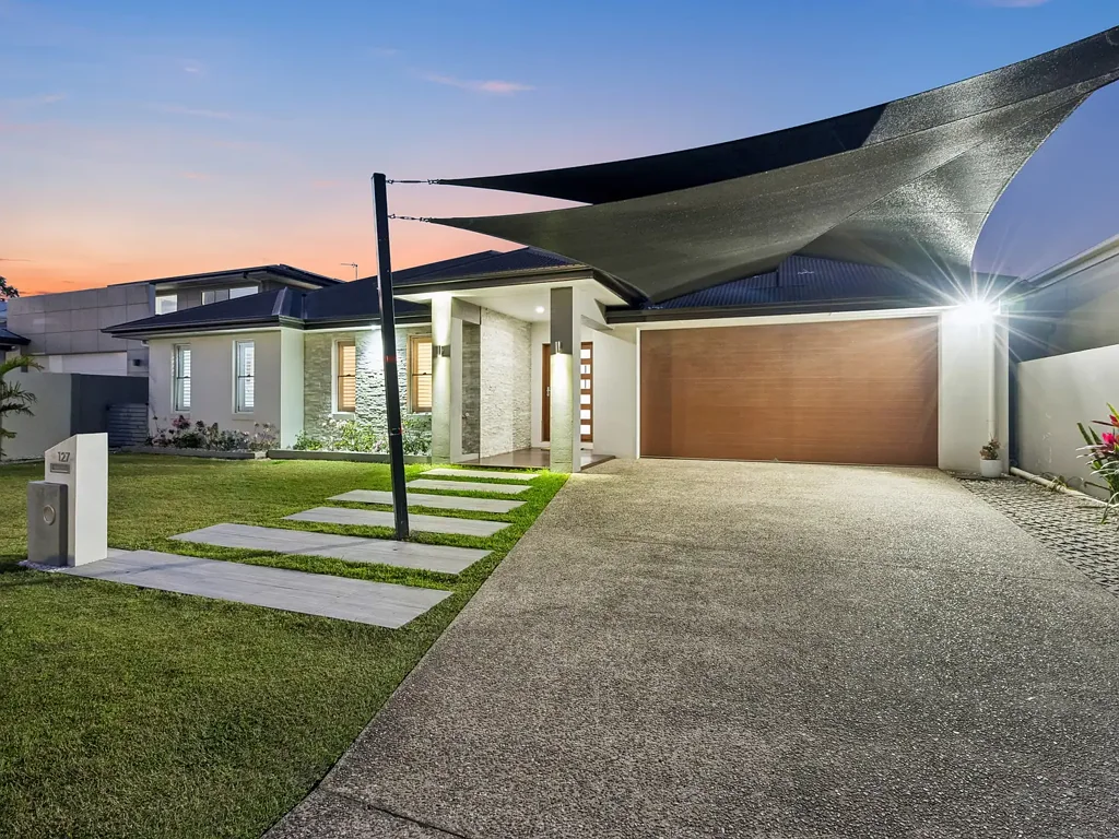 Helensvale 5 Bedroom Sellers Moving South & Inviting All Offers to be Presented..!