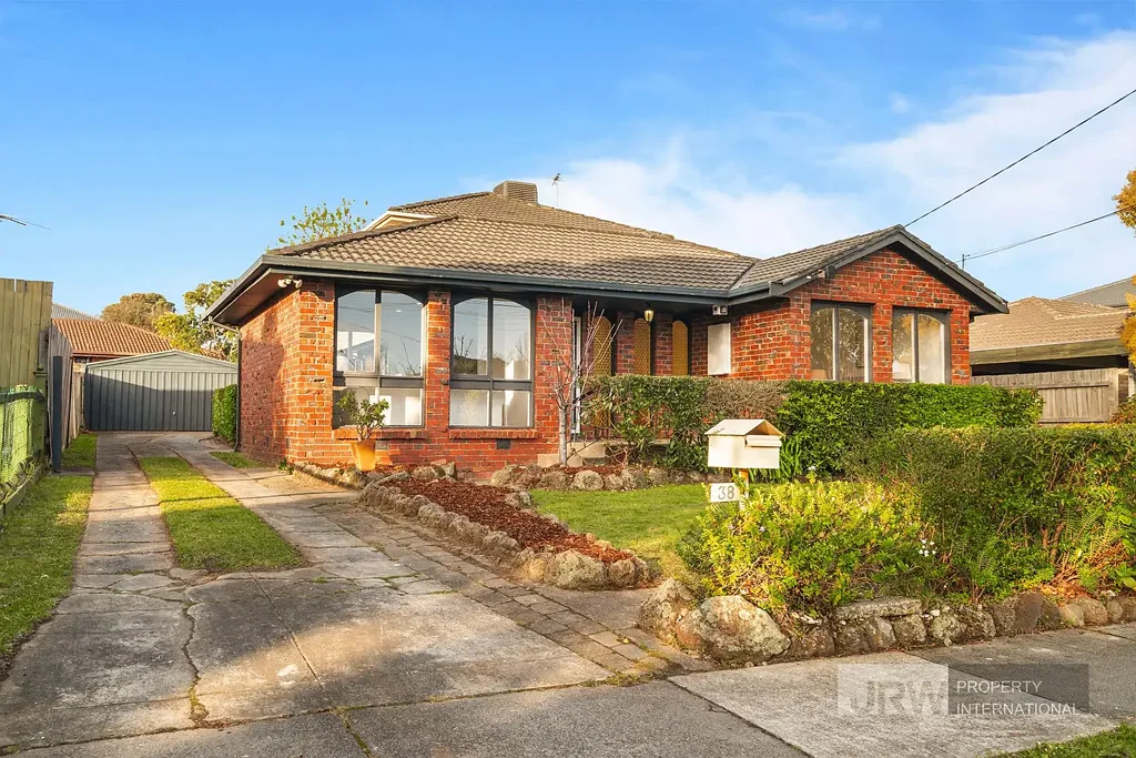 Glen Waverley 6બેડરૂમ Modest Out Front, Mighty Out Back