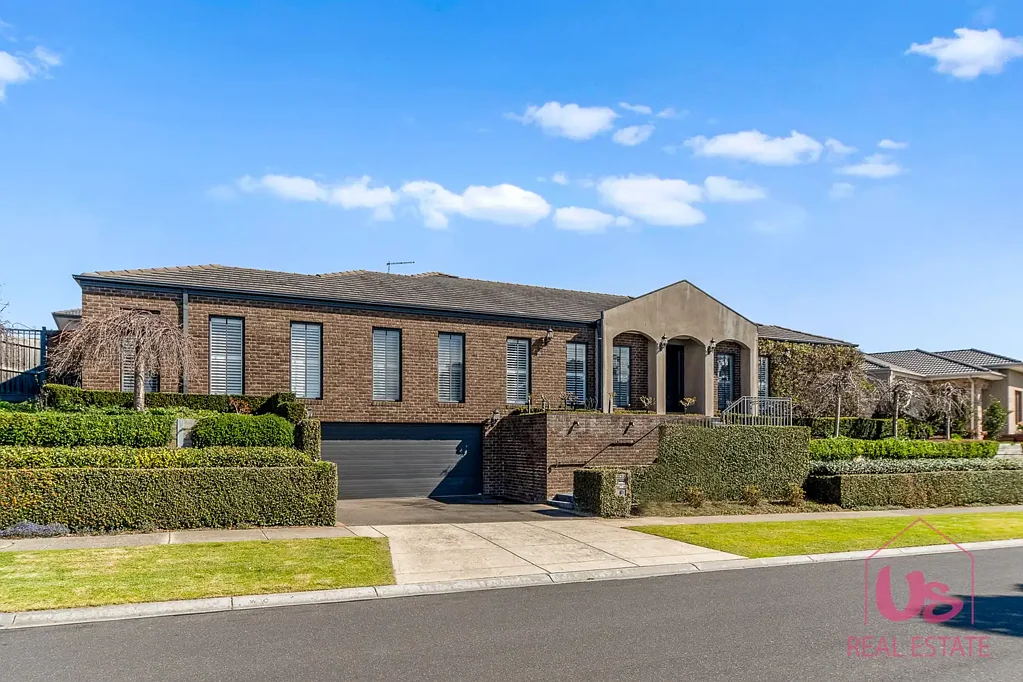 Frankston South 5房 Frankston南黄金地段 俯瞰Western Port Bay壮丽海景 四卧带套间 现代厨房电器齐全 私密低维护后院 700m²宽绰地块 公园对面 便利生活配套 Spacious Family Living with Stunning Bay Views