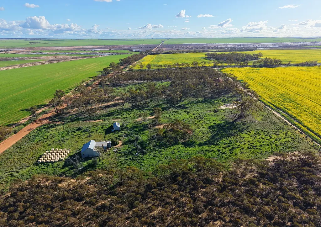 Hines Hill  31 ACRES OF LIFESTYLE WITH SERVICES AVAILABLE