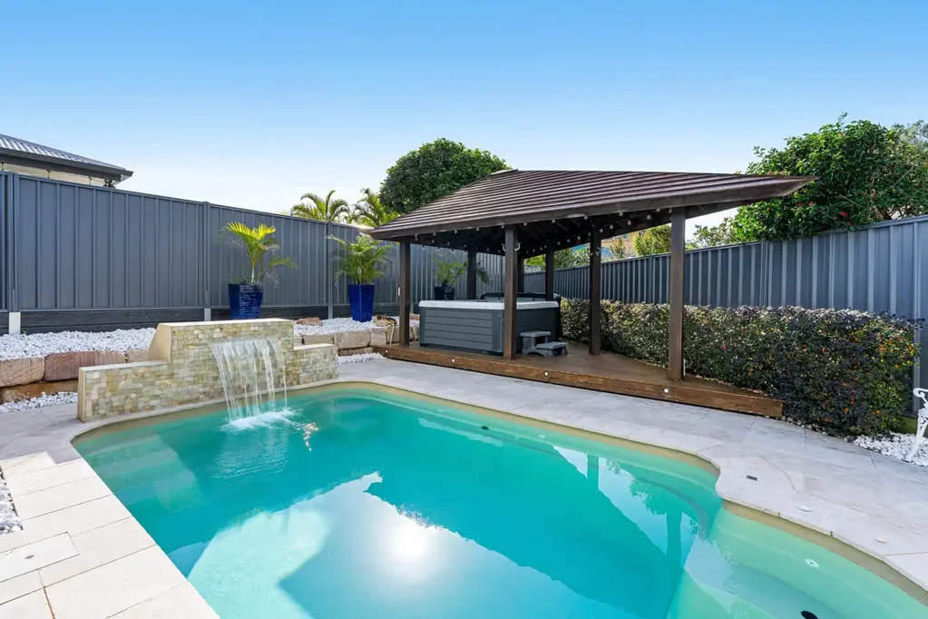 Wellington Point 5غرفة نوم Family Entertainer with Resort-Style Outdoor Living