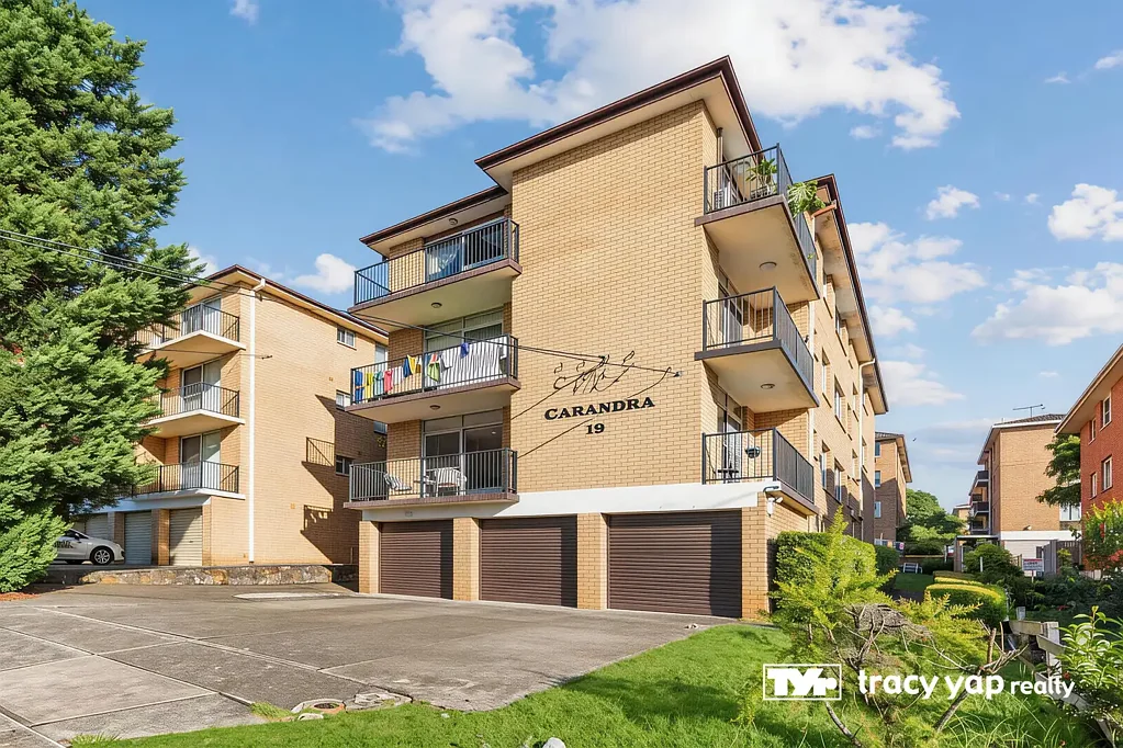 Renovated light-filled Unit in Prime Eastwood Location